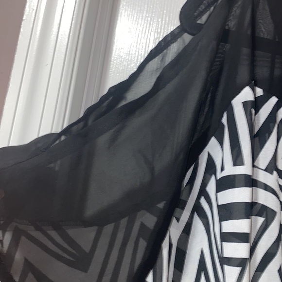 Black and White Pattern Blouse - LARGE - Picture 4 of 6